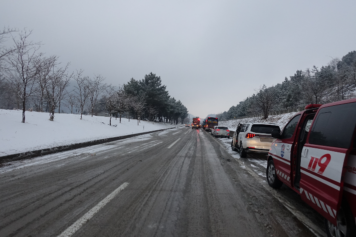 갑작스런 눈 내린 서해안고속도로 곳곳서 차량 10여 대 사고…3명 사상