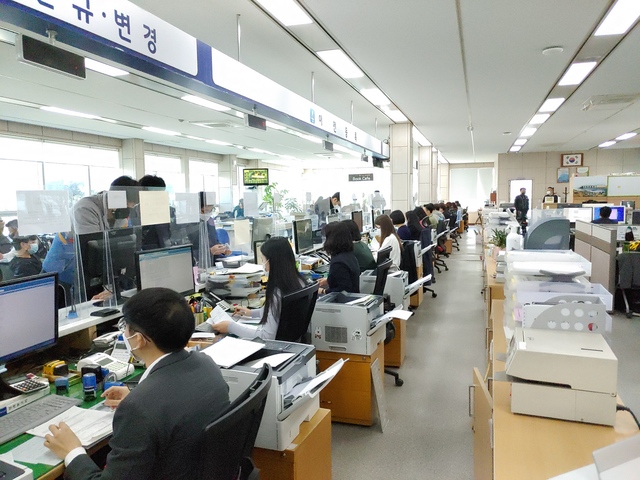 청주차량등록사업소 업무 과중…'7777'번호판 얻으려 전국에서 방문하기도