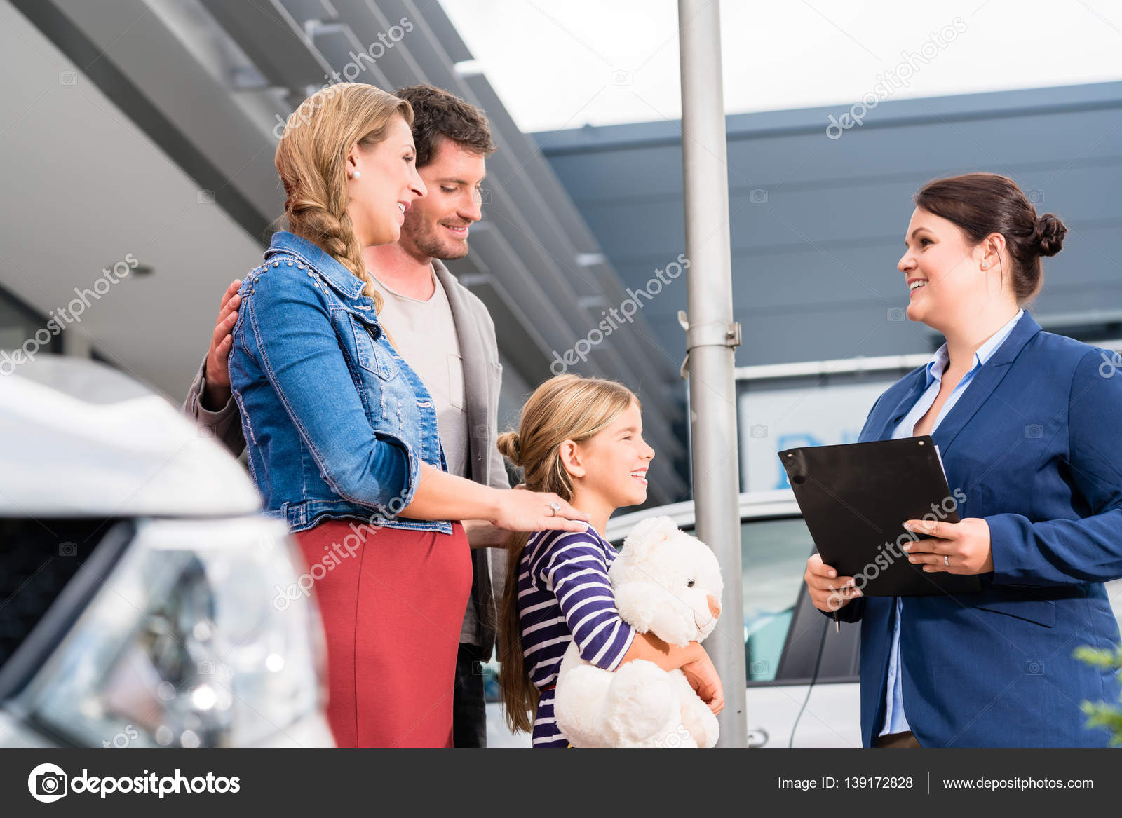 자동차 딜러 자동차 구입에 가족 상담 — 스톡 사진 © Kzenon #139172828 자동차 딜러 자동차 구입에 가족 상담