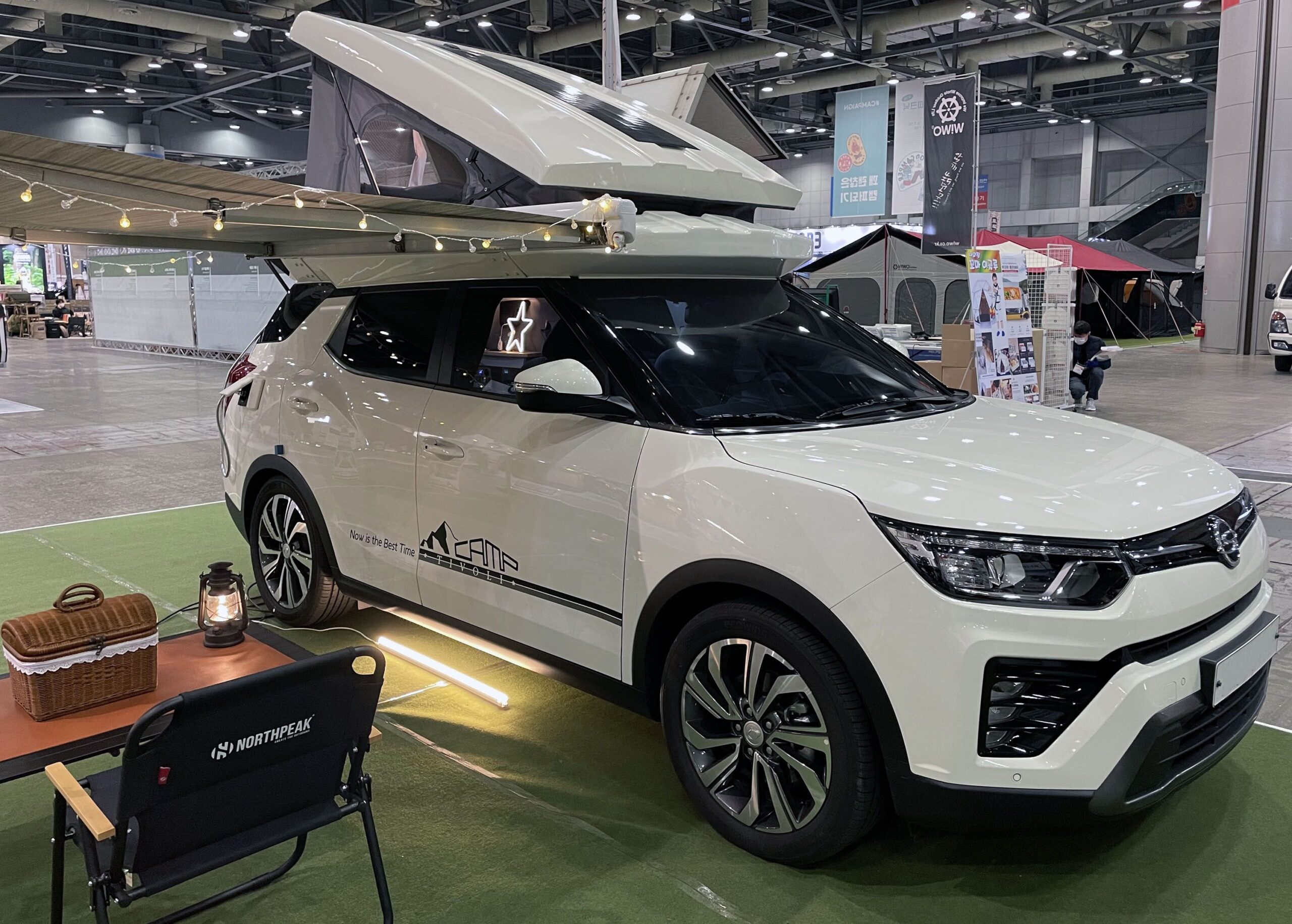 소형SUV 티볼리에서 4명이 잠을 잔다고?