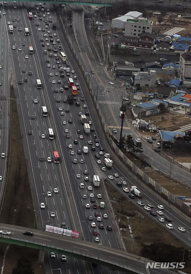 차량 합류로 정체 생긴 고속도로