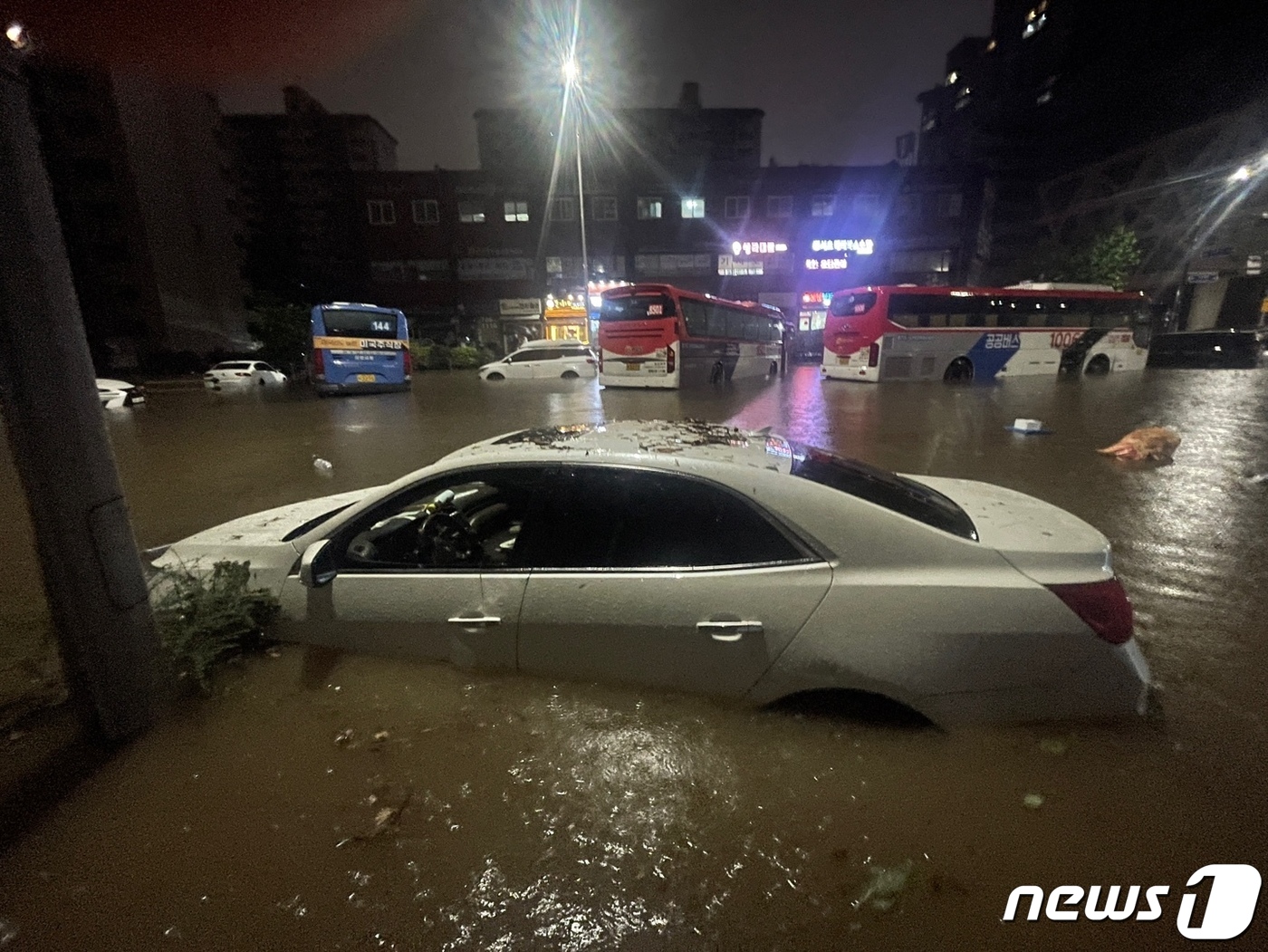 폭우에 침수된 차량