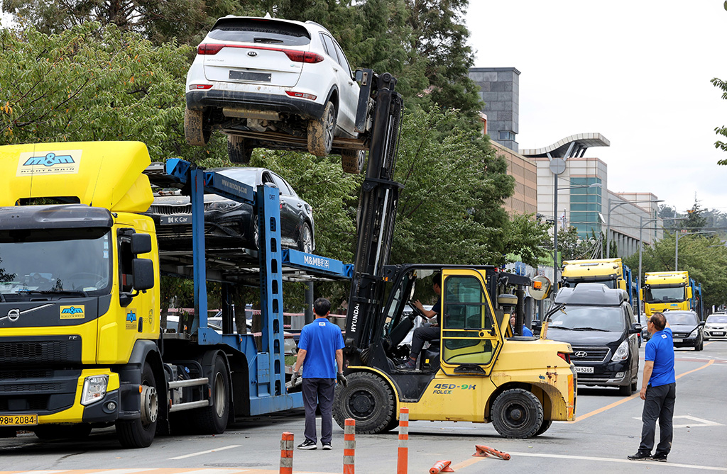 폐차 앞둔 중고차 매매단지 침수차량들